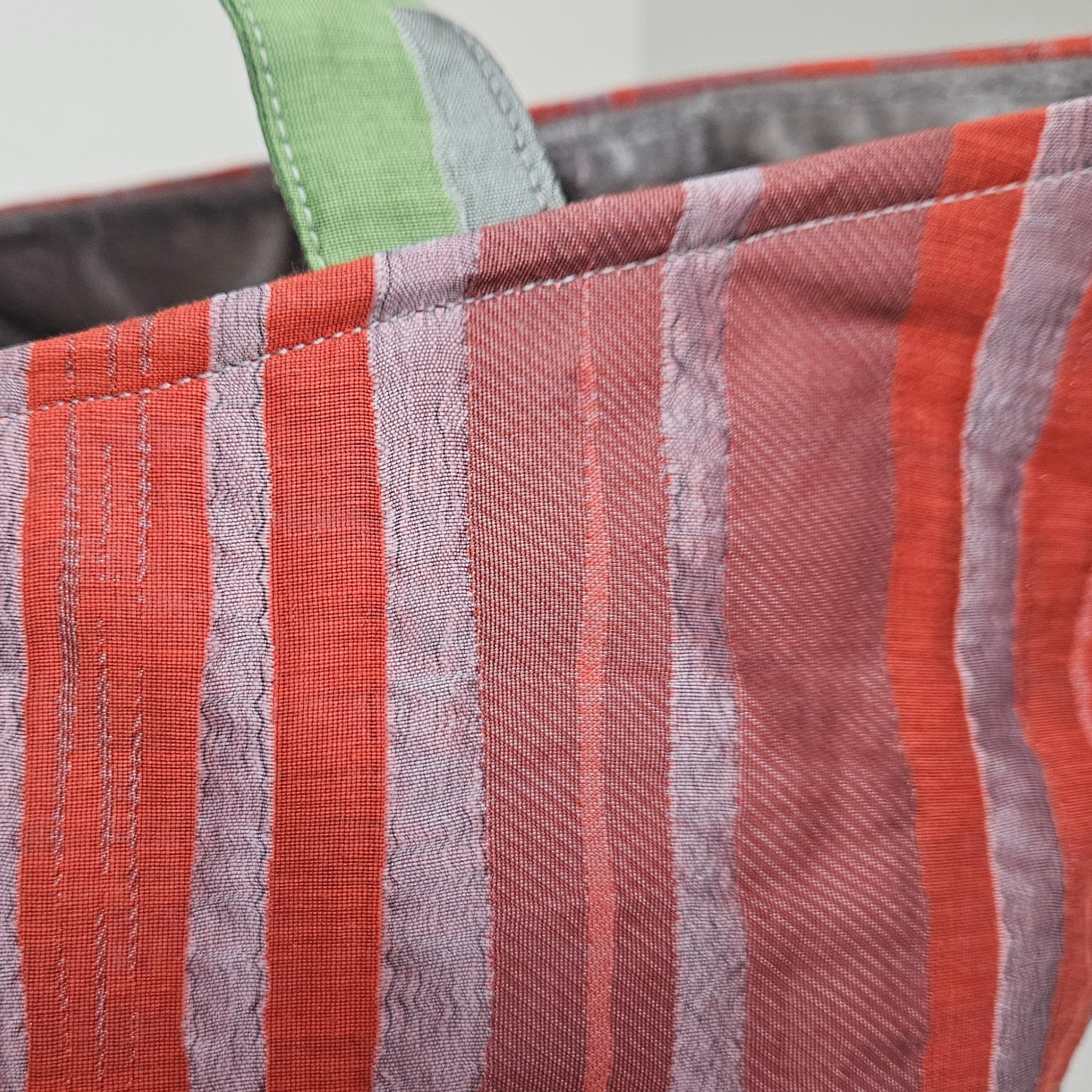 Heritage Vienna Loom Tote Rot und Grün Detail Henkel