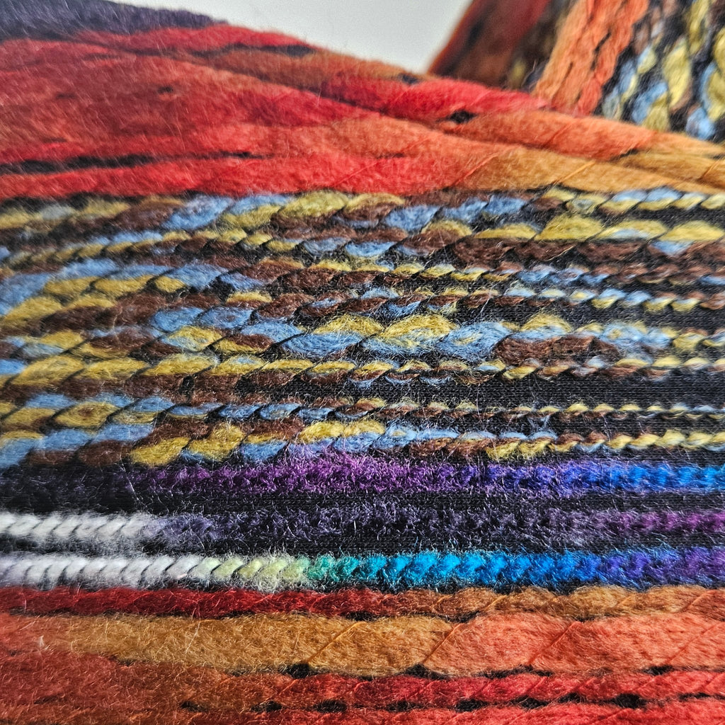 Detailaufnahme des gewebten Wollstoffs mit mehrfarbigen Garnen und sichtbarer Textur der Vienna Loom Tote