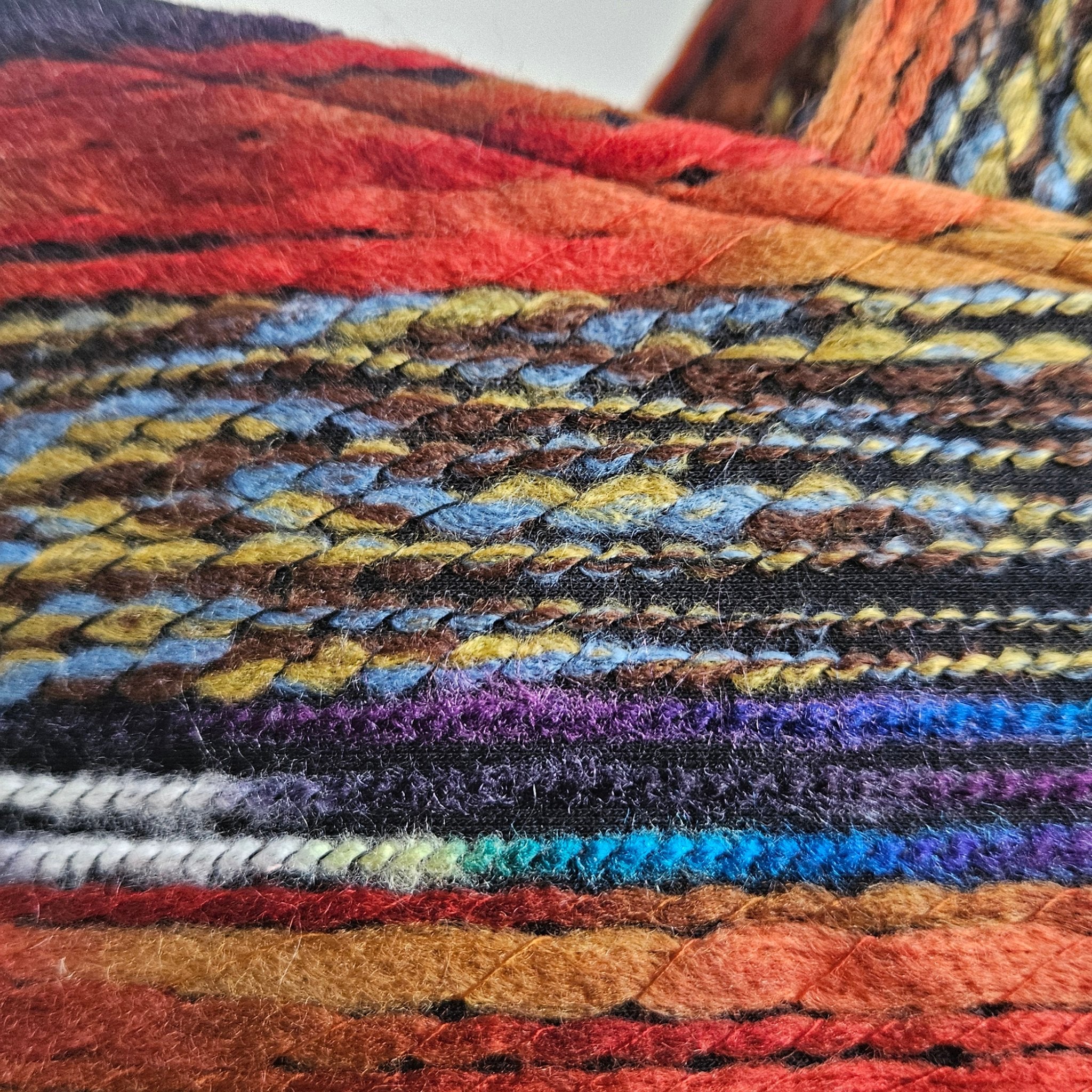 Detailaufnahme des gewebten Wollstoffs mit mehrfarbigen Garnen und sichtbarer Textur der Vienna Loom Tote