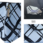 Detail einer Designer Tasche mit schwarzem Henkel und goldenen Metallelementen – modernes Design aus Wien