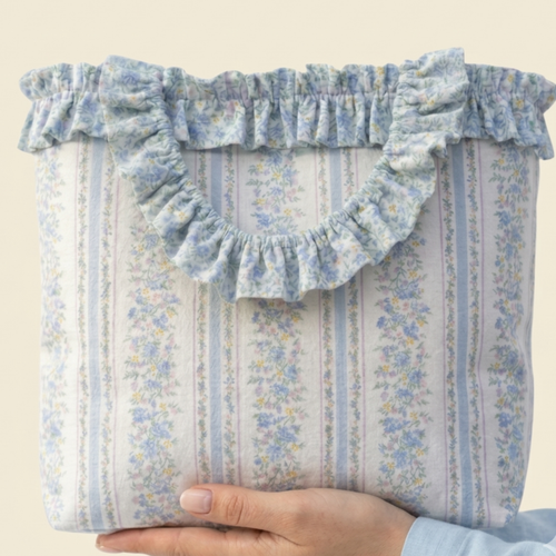 Nachhaltige Designer Tasche aus Wien mit Rüschen und floralem Muster – handgefertigtes Heritage Atelier Unikat
