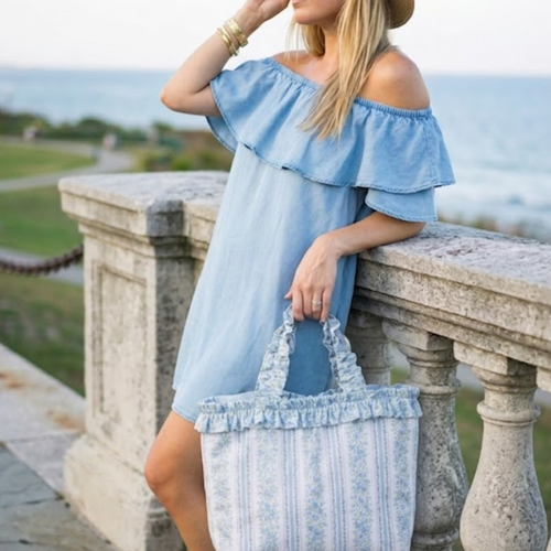 Frau trägt nachhaltige Designer Tasche aus Wien mit Rüschen und floralem Stoff – romantisches Upcycling Design

