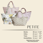 Mehrere handgemachte Stofftaschen aus Wien mit floralen Mustern – limitierte Petit Line Kollektion
Maße der handgemachten Petit Line Tote aus Wien – kompakte Stofftasche in limitierter Kleinserie



