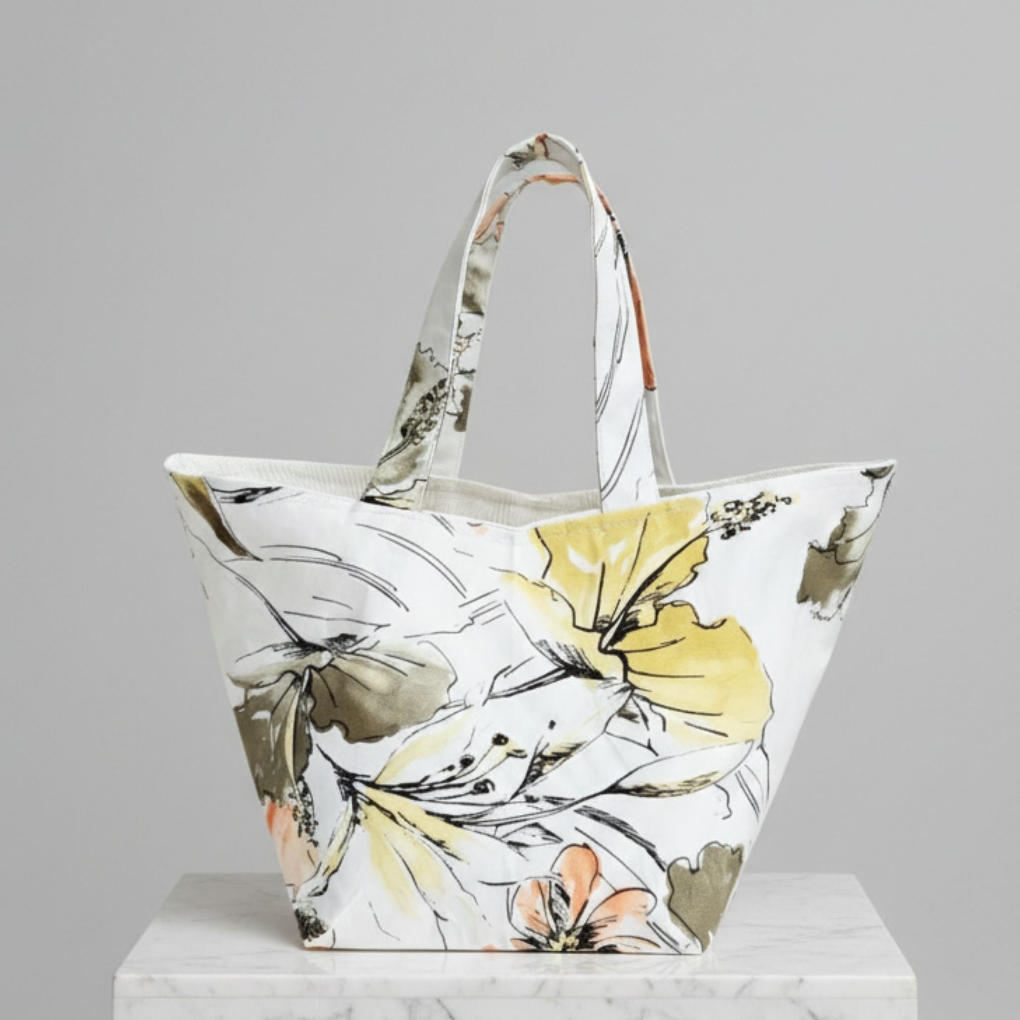 Handgemachte Stofftasche aus Wien in hellen Tönen, limitierte Petit Line Tote mit floralen und strukturierten Stoffdetails