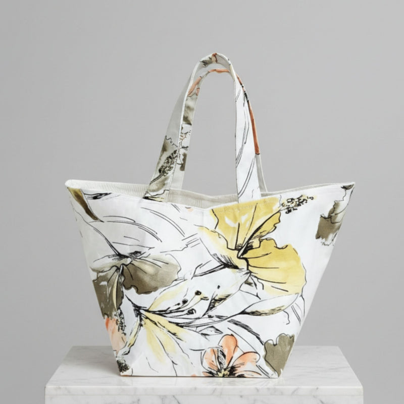 Handgemachte Stofftasche aus Wien in hellen Tönen, limitierte Petit Line Tote mit floralen und strukturierten Stoffdetails