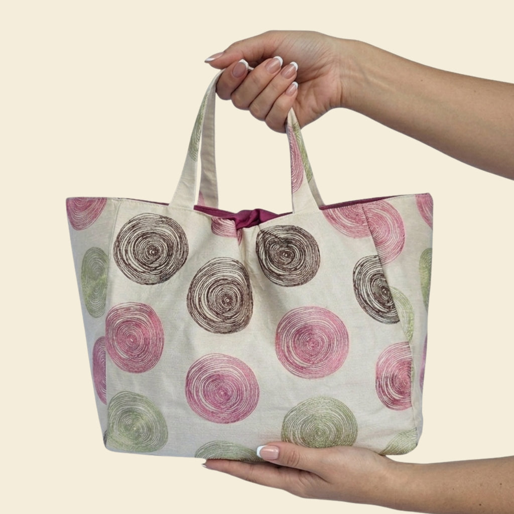 Handgemachte Stofftasche aus Wien in Creme mit aufgenähten Kreisen in Beere und Grün – Infinity Tote