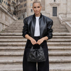 Schwarze Infinity Tote getragen von Model in urbaner Umgebung – handgemachte Tasche aus Wien

