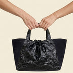 Handgemachte schwarze Designer Tasche aus Wien mit glänzender Blumenstruktur und Loden – Heritage Infinity Tote

