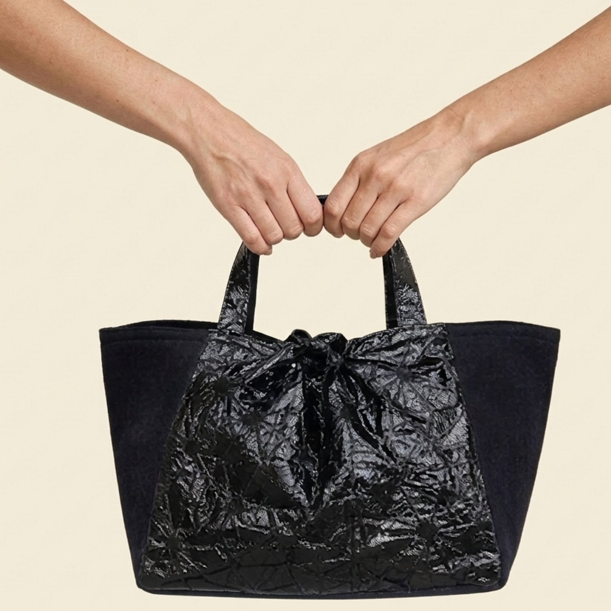 Handgemachte schwarze Designer Tasche aus Wien mit glänzender Blumenstruktur und Loden – Heritage Infinity Tote


