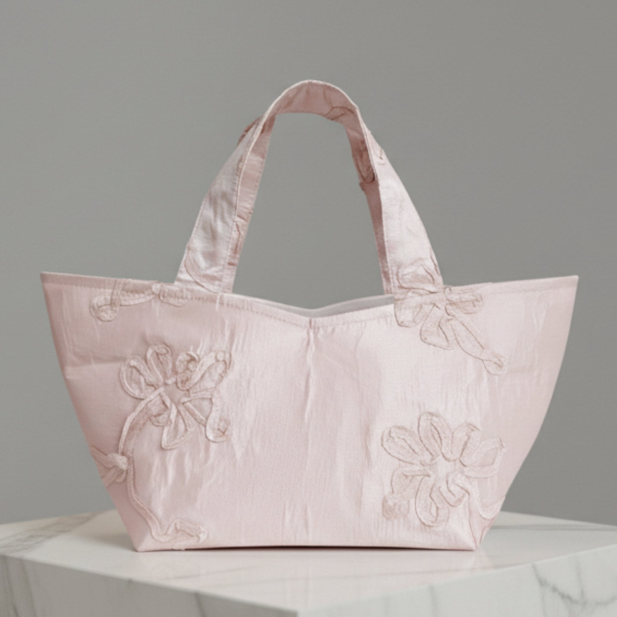 Handgemachte Stofftasche aus Wien in zartem Rosé, limitierte Petit Line Tote mit applizierten Stoffdetails und formstabiler Silhouette