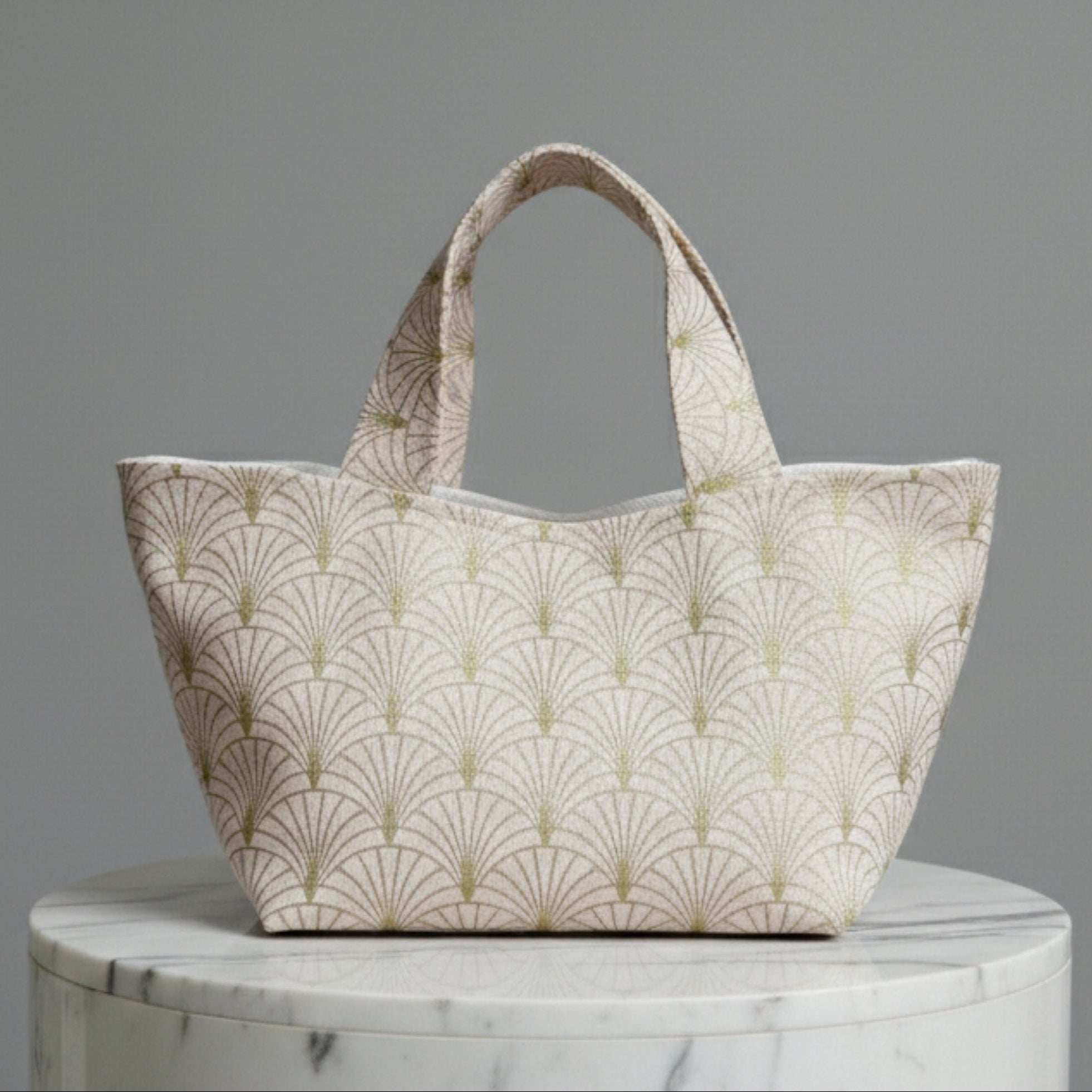 Handgemachte Stofftasche aus Wien mit hellem Art-Déco-Muster, limitierte Petit Line Tote mit formstabiler Silhouette