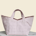 Handgemachte Stofftasche aus Wien in Blush Rosa mit Samt und geometrischer Grid-Struktur – Heritage Petit Line Tote


