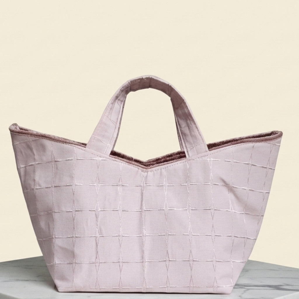 Handgemachte Stofftasche aus Wien in Blush Rosa mit Samt und geometrischer Grid-Struktur – Heritage Petit Line Tote

